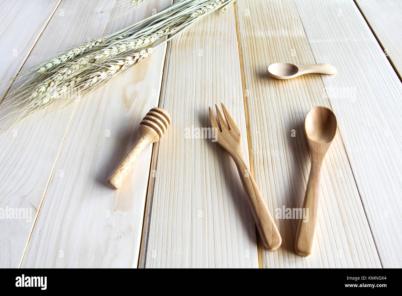 Des ustensiles de cuisine en bois sur fond de bois Banque D'Images