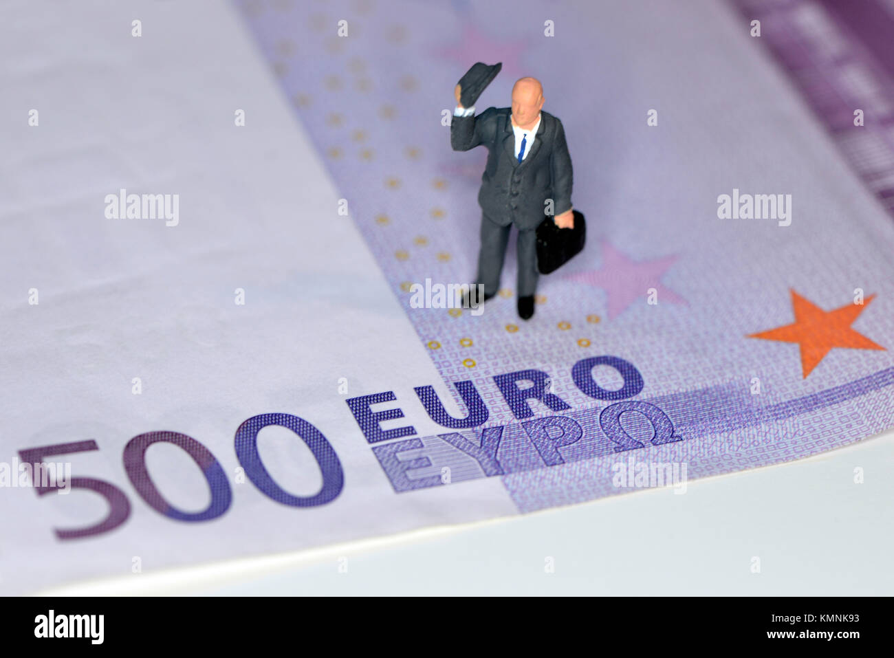 Pas d'euros sur l'économie de l'euro : homme dire adieu l'euro sur euro bill concept Banque D'Images