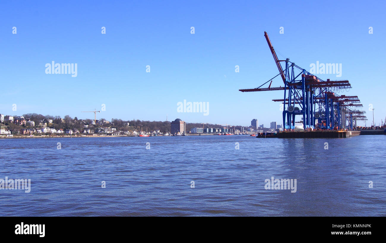 Hambourg, Allemagne - 8 mars 2014 : vue sur la Burchardkai de le port d'Hambourg. Porte-conteneurs TABEA est déchargé et chargé pendant une journée de ciel bleu clair Banque D'Images