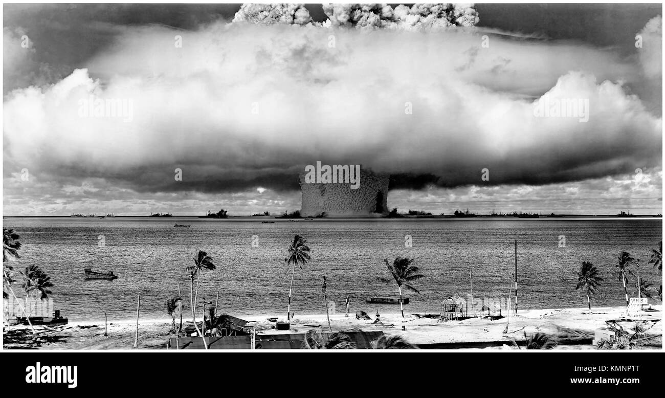 L'opération Crossroads, Test Baker 25 juillet 1946, les 21 kilotonnes de Helen Bikini bombe nucléaire explose 27 mètres sous l'eau à 55 mètres de profondeur au large de 3,5 milles au large de l'Atolon Bikini pour déterminer l'efficacité des armes nucléaires sur les actifs. Voir plus d'information ci-dessous pour plus de détails. Banque D'Images