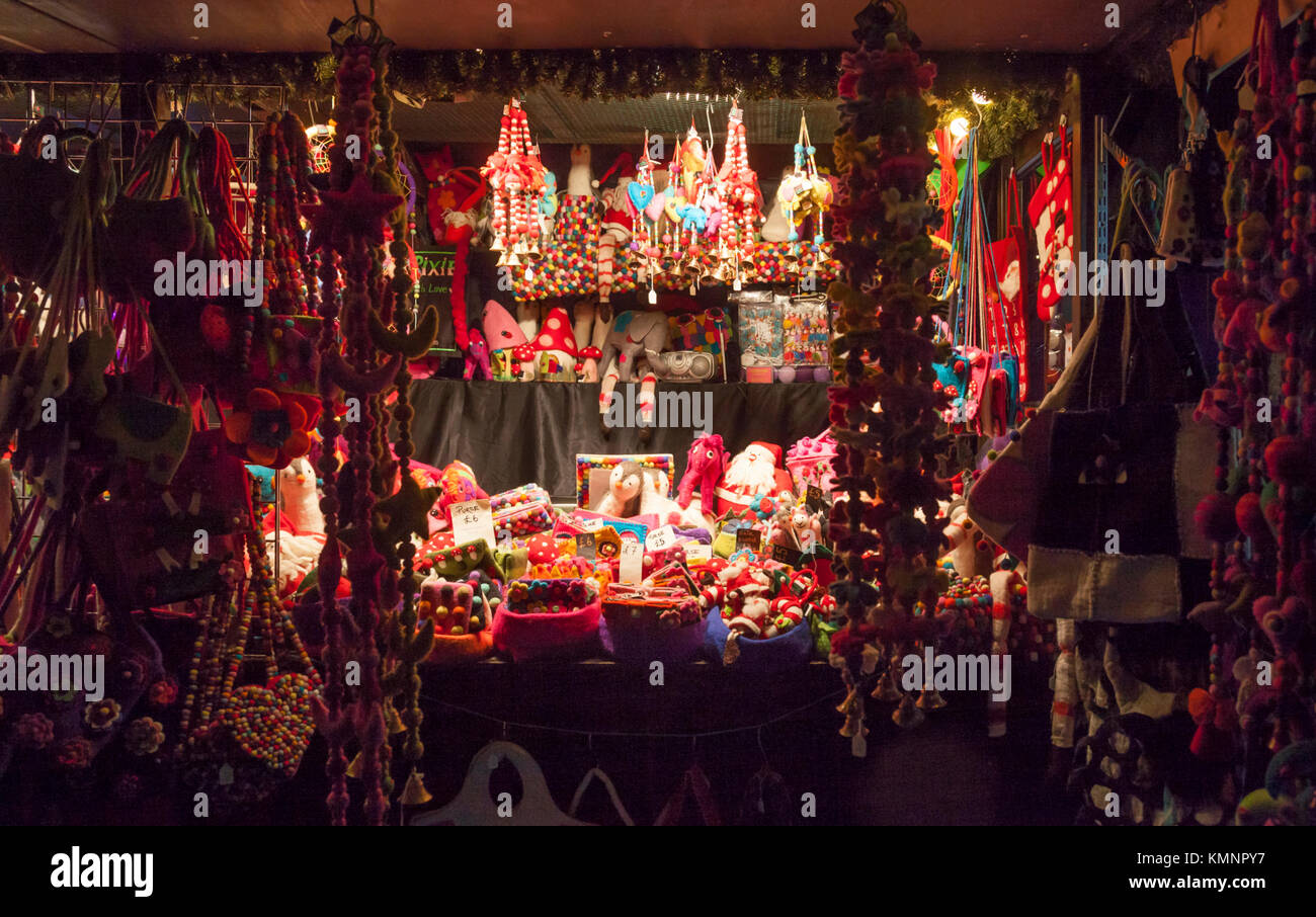 Un marché de Noël, vente de sacs de calage, les décorations de Noël et nouveautés fabriqué à partir de feutre à la Edinburgh's Christmas 2017 dans les jardins de Princes Street. Banque D'Images