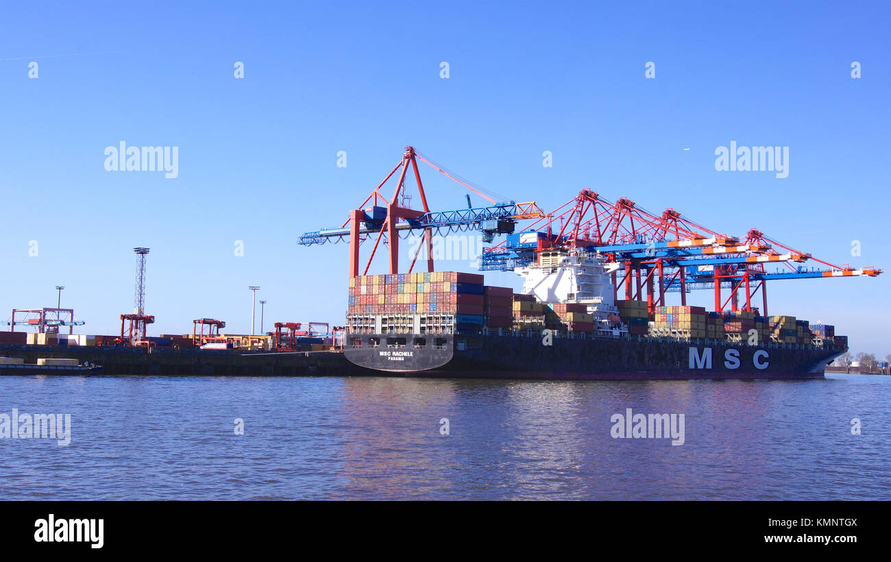 Hambourg, Allemagne - 8 mars 2014 : Vue de l'Eurokai Burchardkai et du port de Hambourg. Là, le porte-conteneurs MSC Rachel est chargé pendant une journée de ciel bleu clair Banque D'Images