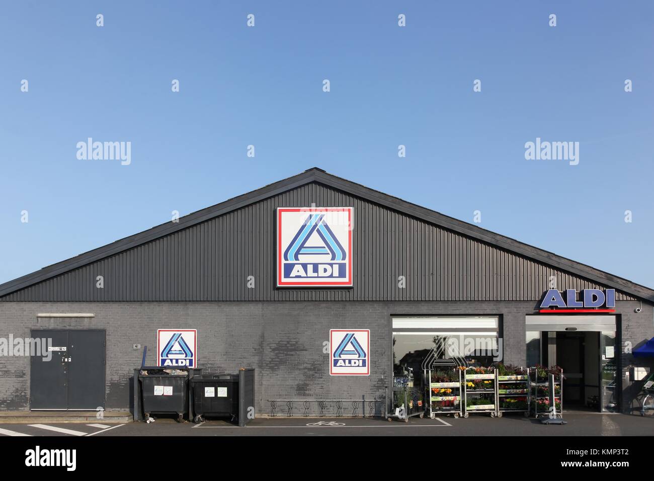 Logstor, Danemark - Août 23, 2017 : supermarché Aldi. Aldi est un leader mondial de la chaîne de supermarchés discount avec plus de 10 000 magasins dans 18 pays Banque D'Images