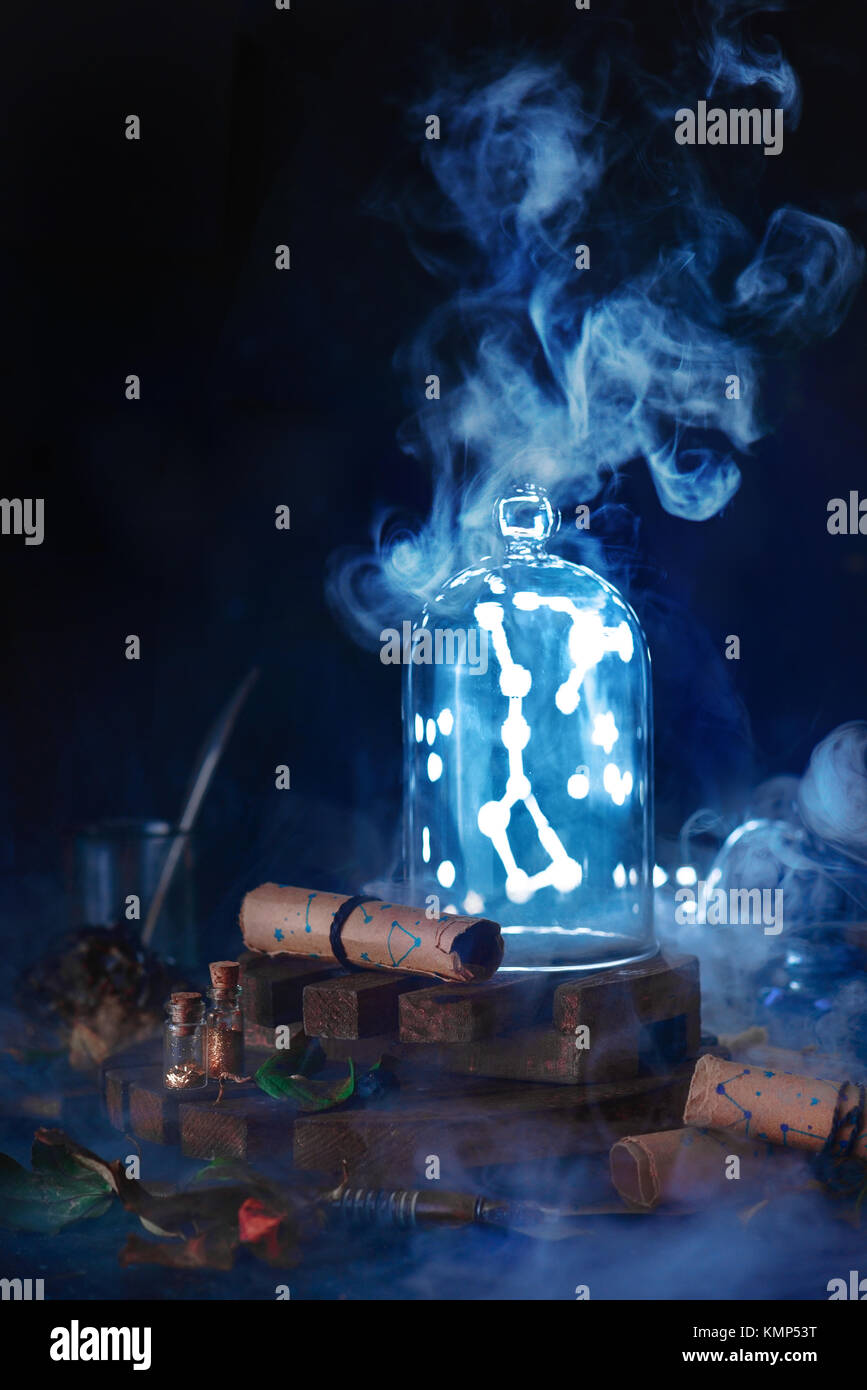 Grande Ourse constellation piégés dans un dôme en verre comme un élément de collecte. Concept d'astrologie avec fond sombre et les étoiles. Banque D'Images