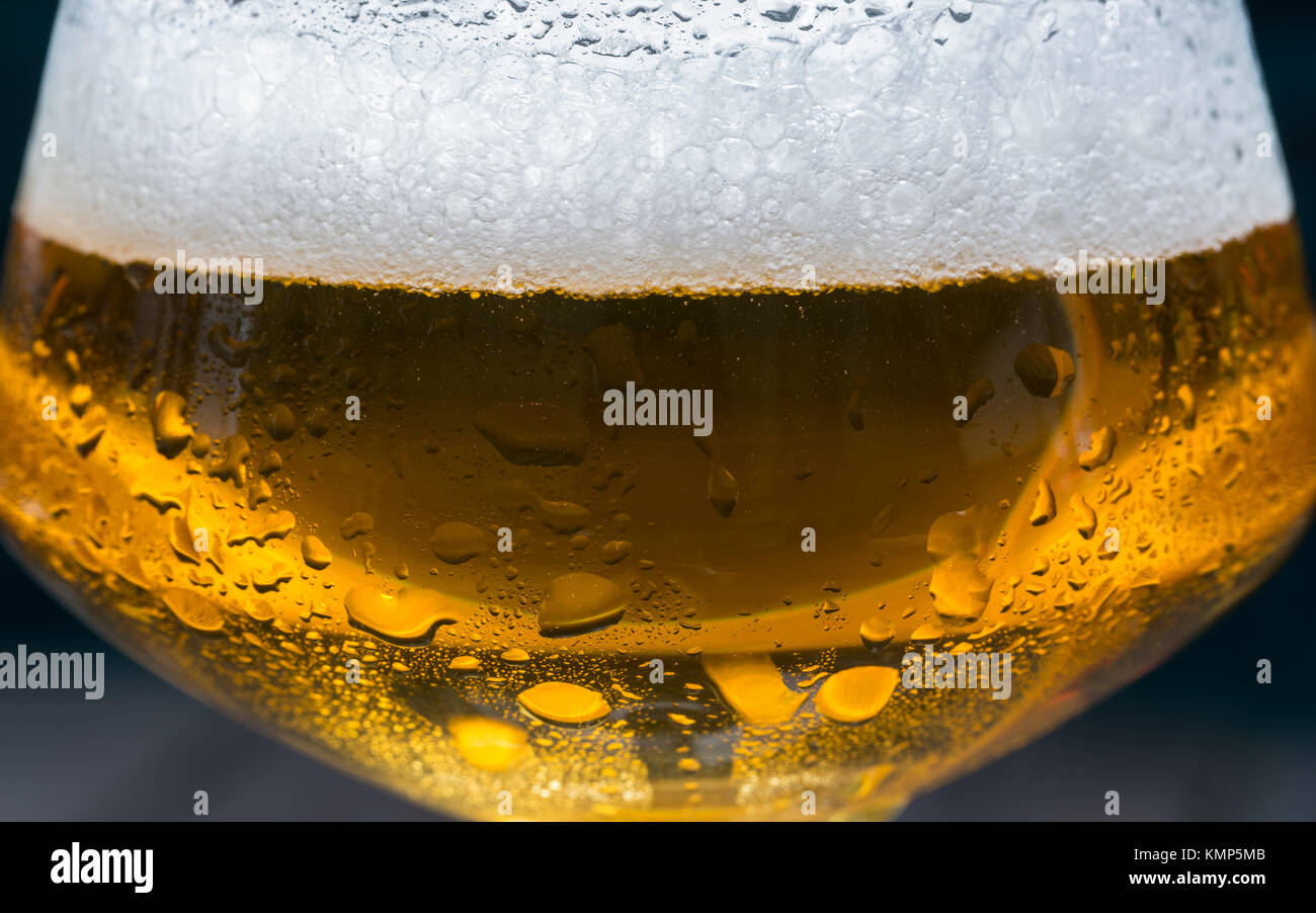 Avec de la mousse de la bière artisanale dans un verre shot macro Banque D'Images