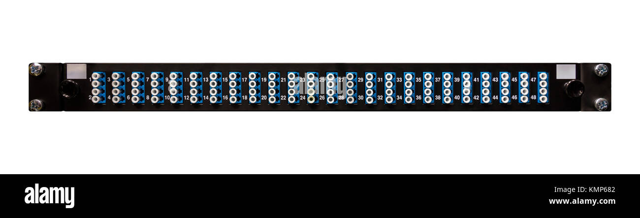 Panneau de raccordement réseau fibre optique haute densité avec 48 ports LC d'un point de vue avant de l'utiliser comme un cabinet de communication sur un modèle blanc isolé b Banque D'Images