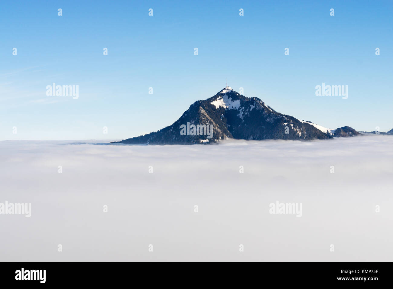 Bâton de montagne brumeuse de couche de nuages. Gruenten, Bavière, Allemagne. Prévoyance et de vision pour l'entreprise concept et idées. Banque D'Images