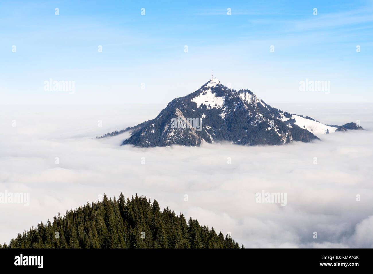 Bâton de montagne brumeuse de couche de nuages. Gruenten, Bavière, Allemagne. Prévoyance et de vision pour l'entreprise concept et idées. Banque D'Images