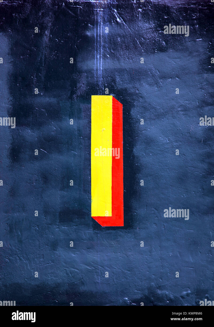 Numéro 1 ou 5 peint sur un mur bleu vert dans un style vintage Banque D'Images