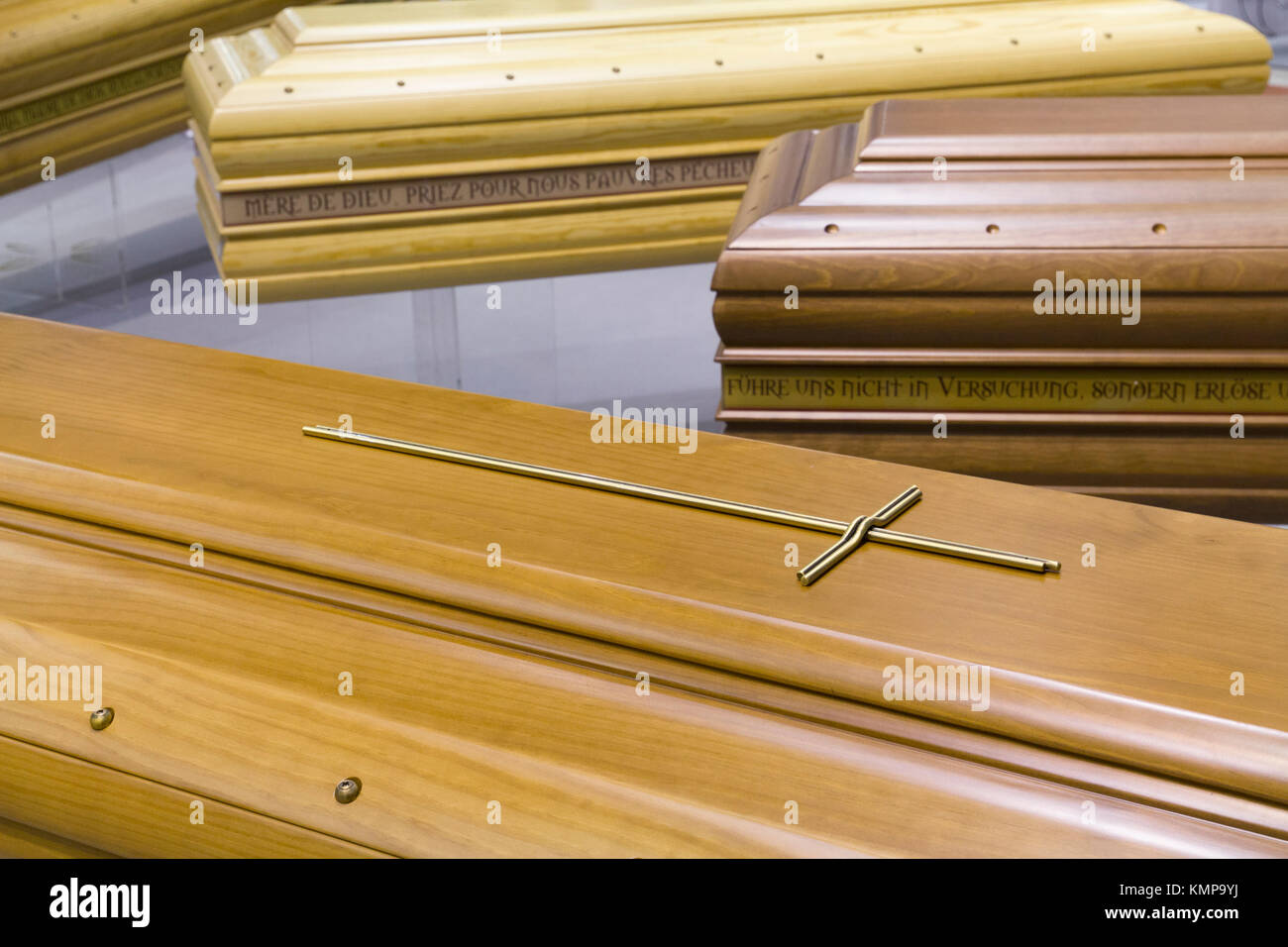 Cercueils en bois utilisé pour les funérailles. Banque D'Images