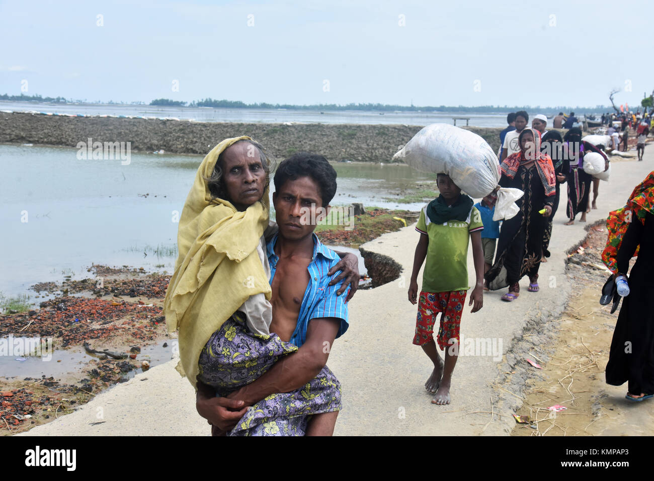 Des centaines de Rohingyas personnes traversant la frontière du Bangladesh en fuyant de Buchidong au Myanmar après avoir traversé la rivière Nuf Shah Porir Dwip Island ne Banque D'Images