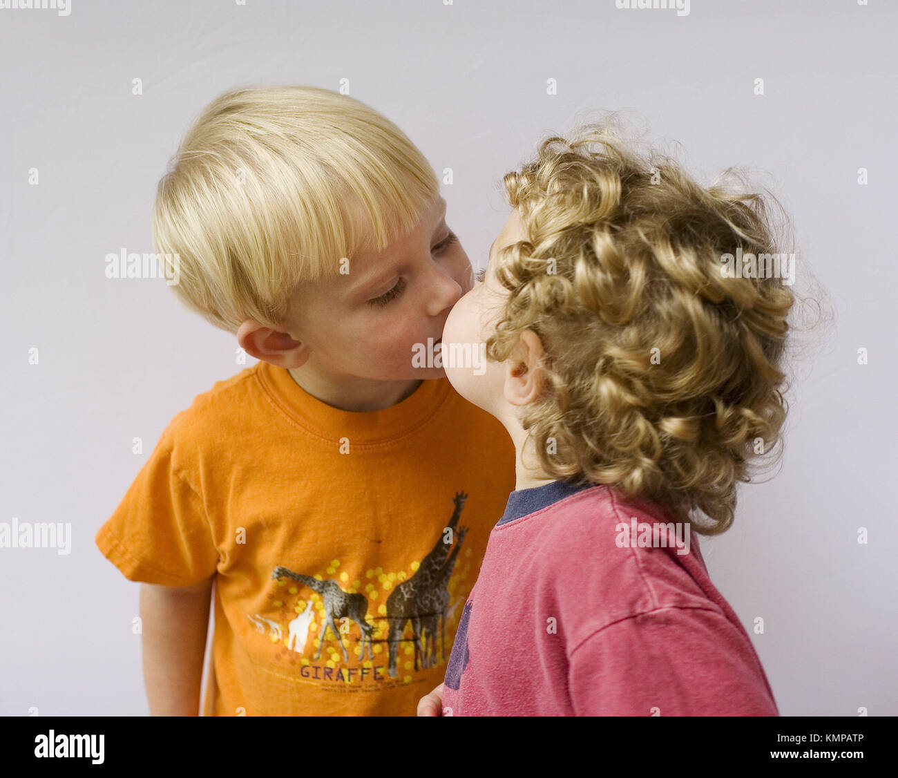 Kissing Cousins Deux Garcons De 3 Et 2 Ans Photo Stock Alamy