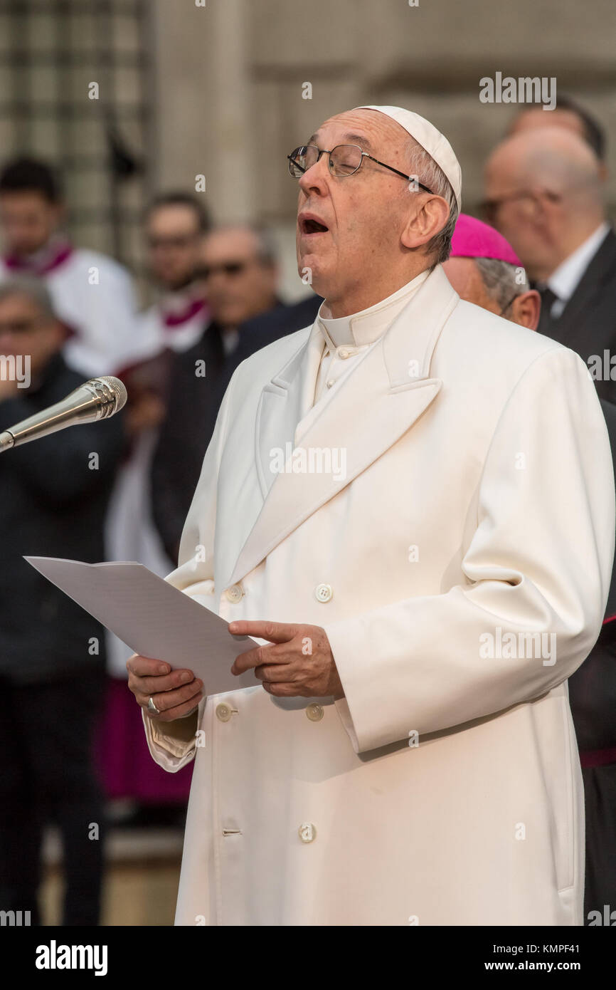 Rome piazza di spagna, une grande foule rassemblée sur la place piazza di spagna, où le pape François est arrivé (sur l'habituel ford focus bleu) juste avant 16h00 pour rendre hommage, comme le veut la tradition, à la statue de l'immaculée conception placée par pio ix. d'accueillir le pape a été le maire de Rome en Virginie dans la photo : le pape François priant Banque D'Images