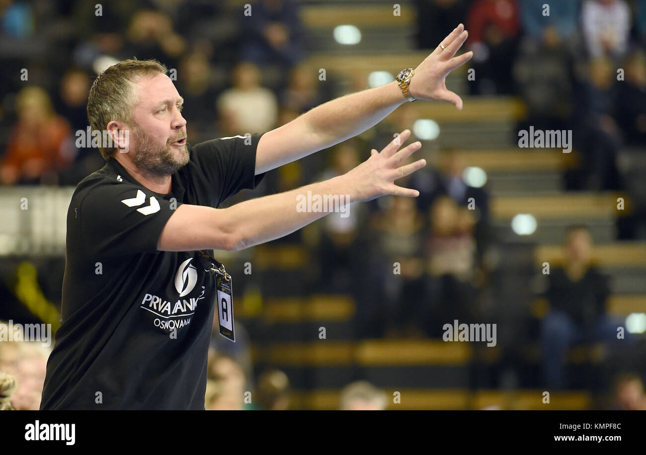 Oldenburg, Allemagne. 8 décembre 2017. L'entraîneur du Monténégro Per Johansson fait des gestes lors du match du Championnat du monde féminin de handball entre le Brésil et le Monténégro à l'EWE Arena d'Oldenburg, Allemagne, le 8 décembre 2017. Crédit : Carmen Jaspersen/dpa/Alamy Live News Banque D'Images