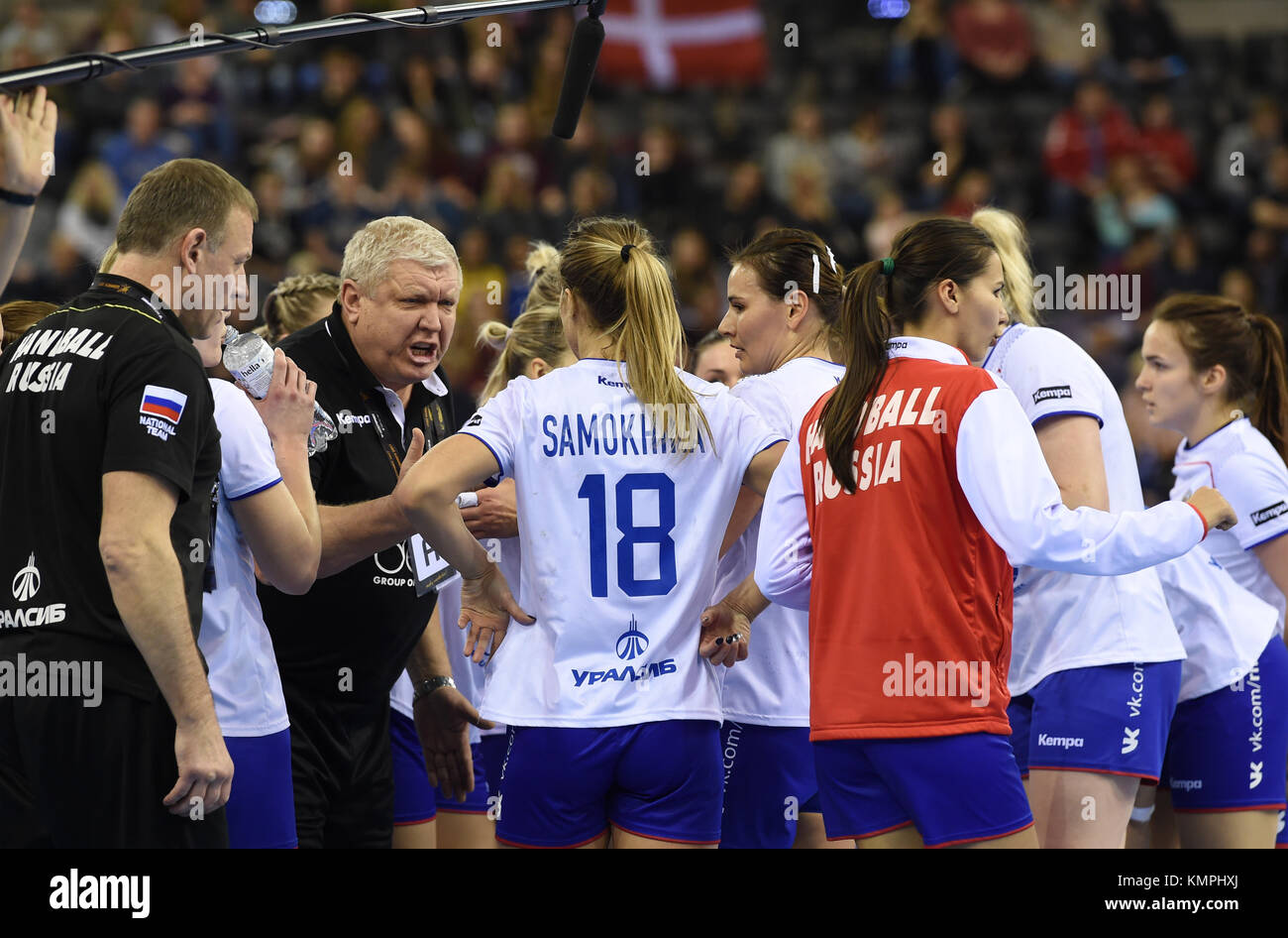 L'entraîneur russe Evgenii Trefilov s'entretenant avec ses joueuses lors d'un match du Championnat du monde féminin de handball entre le Danemark et la Russie à l'EWE Arena d'Oldenburg, en Allemagne, le 8 décembre 2017. Photo : Carmen Jaspersen/dpa Banque D'Images