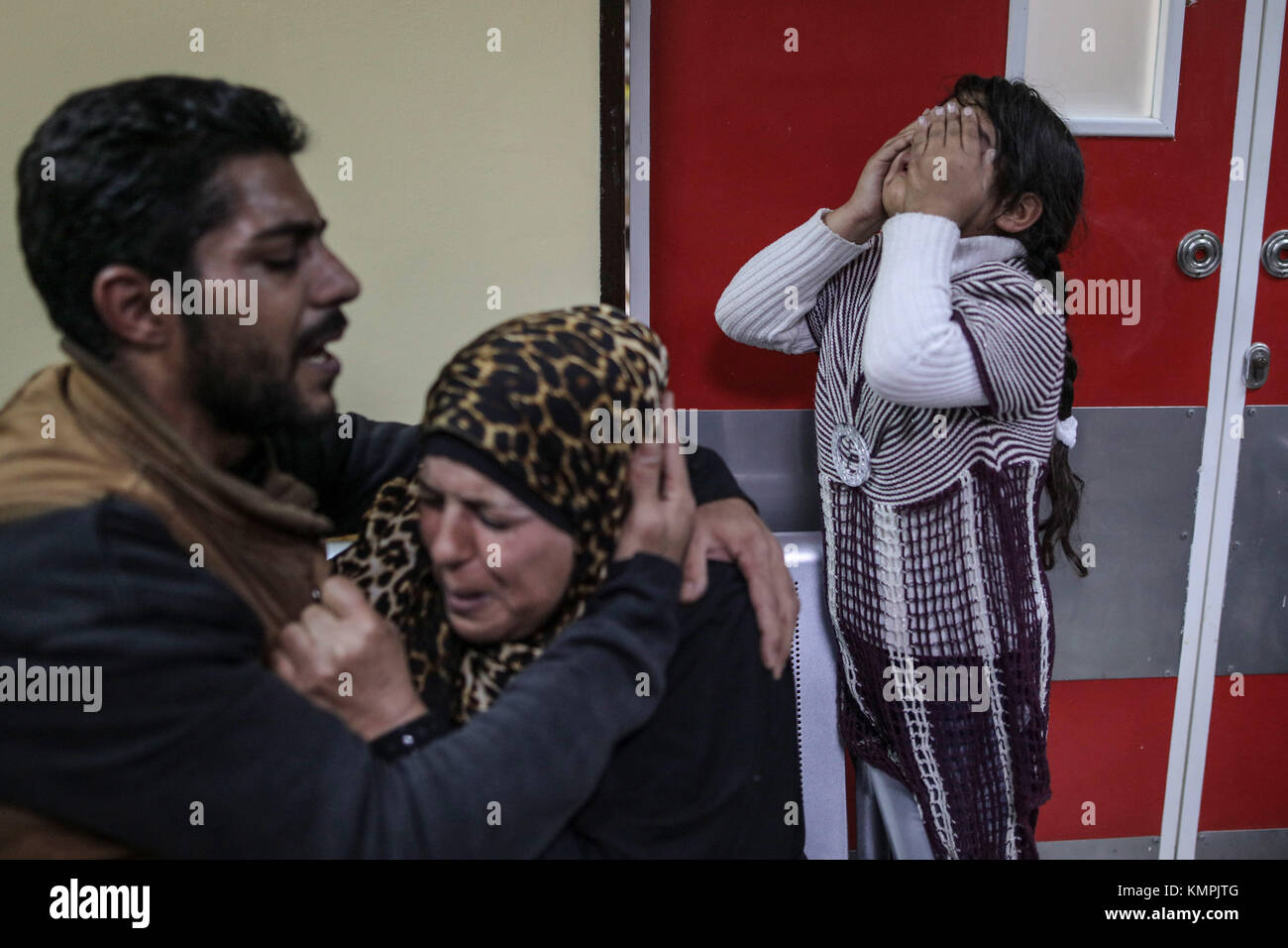 Parents pleurent la mort de Maher attala à l'hôpital de l'Indonésie à Beit Lahia, dans le nord de la bande de Gaza, 08 décembre 2017. Les 54 ans a été tué lors d'affrontements avec les troupes israéliennes à Gaza. fractions palestiniennes ont appelé à une journée de la colère à la suite de la reconnaissance de Jérusalem comme capitale d'Israël par le président américain, Trump. photo : wissam nassar/dpa Banque D'Images