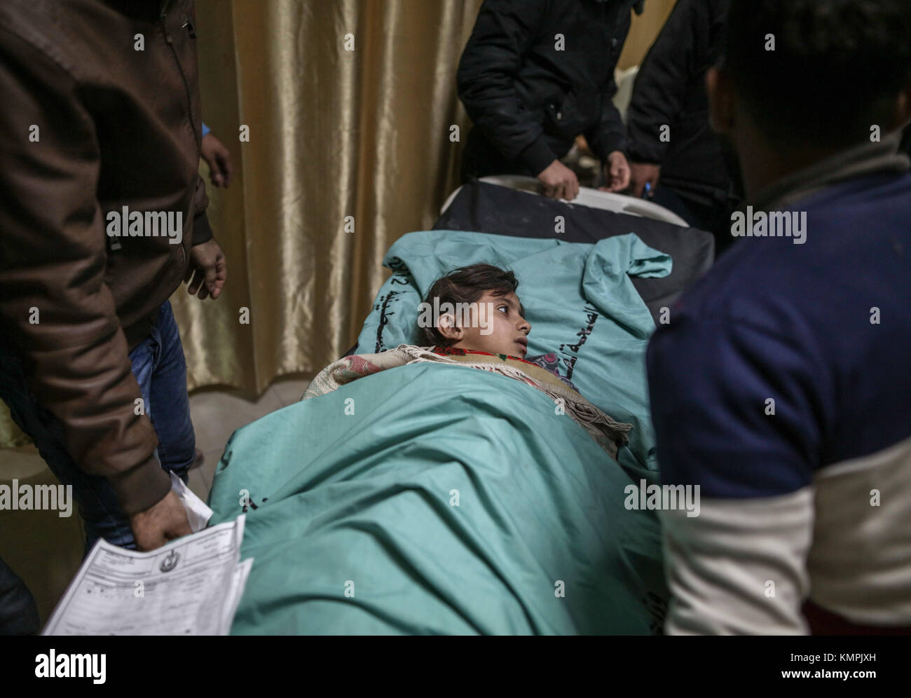 Une fille qui s'est blessé lors d'une attaque aérienne israélienne à Gaza des militants de ciblage est porté à un hôpital de Beit Lahia, dans le nord de la bande de Gaza, 08 décembre 2017. fractions palestiniennes ont appelé à une journée de la colère à la suite de la reconnaissance de Jérusalem comme capitale d'Israël par le président américain, Trump. photo : wissam nassar/dpa Banque D'Images