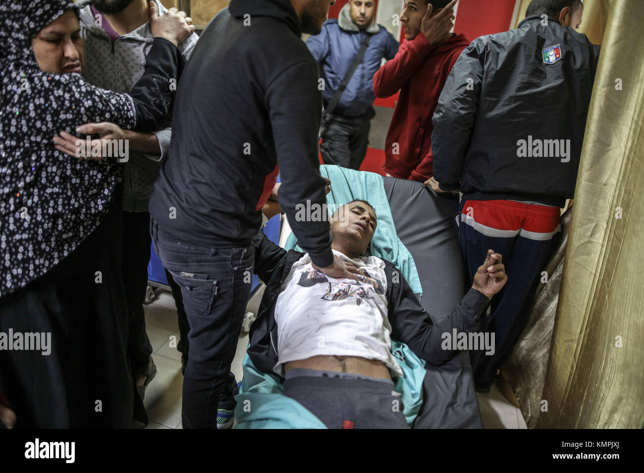 Un homme qui s'est blessé lors d'une attaque aérienne israélienne à Gaza est présenté dans un hôpital de Beit Lahia, dans le nord de la bande de Gaza, 08 décembre 2017. fractions palestiniennes ont appelé à une journée de la colère à la suite de la reconnaissance de Jérusalem comme capitale d'Israël par le président américain, Trump. photo : wissam nassar/dpa Banque D'Images