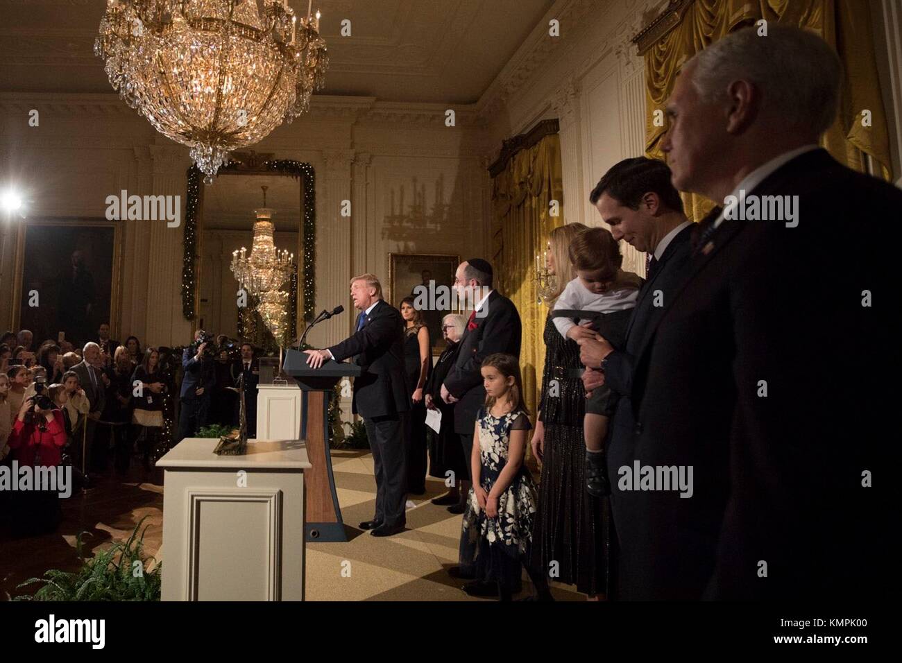 Le président américain Donald Trump traite de personnes durant sa première partie de hanoukka à la maison blanche dans l'east room de la Maison Blanche le 7 décembre 2017 à Washington, DC. Banque D'Images