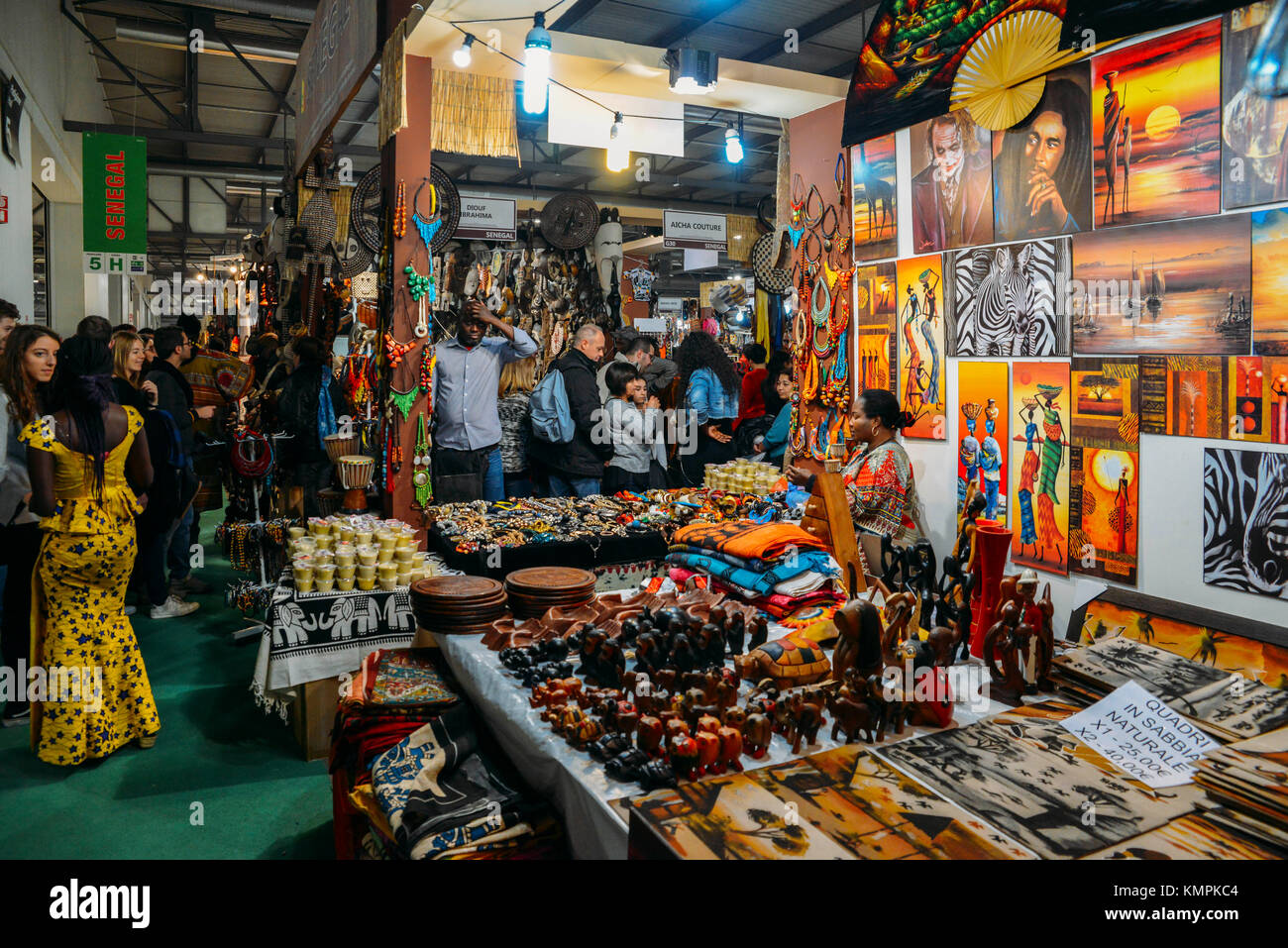 Milan, Italie. 08 décembre 2017. Sculptures sur bois traditionnelles africaines en vente à l'exposition Fieramilano 2017 "L'Artigiano in Fiera Credit : Alexandre Rotenberg/Alamy Live News Banque D'Images