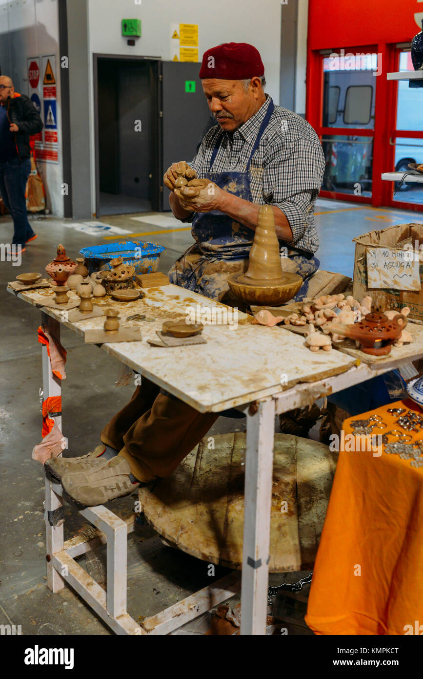 Milan, Italie. 08 décembre 2017. Un homme d'origine nord-africaine fabrique des poteries selon des méthodes traditionnelles crédit : Alexandre Rotenberg/Alamy Live News Banque D'Images