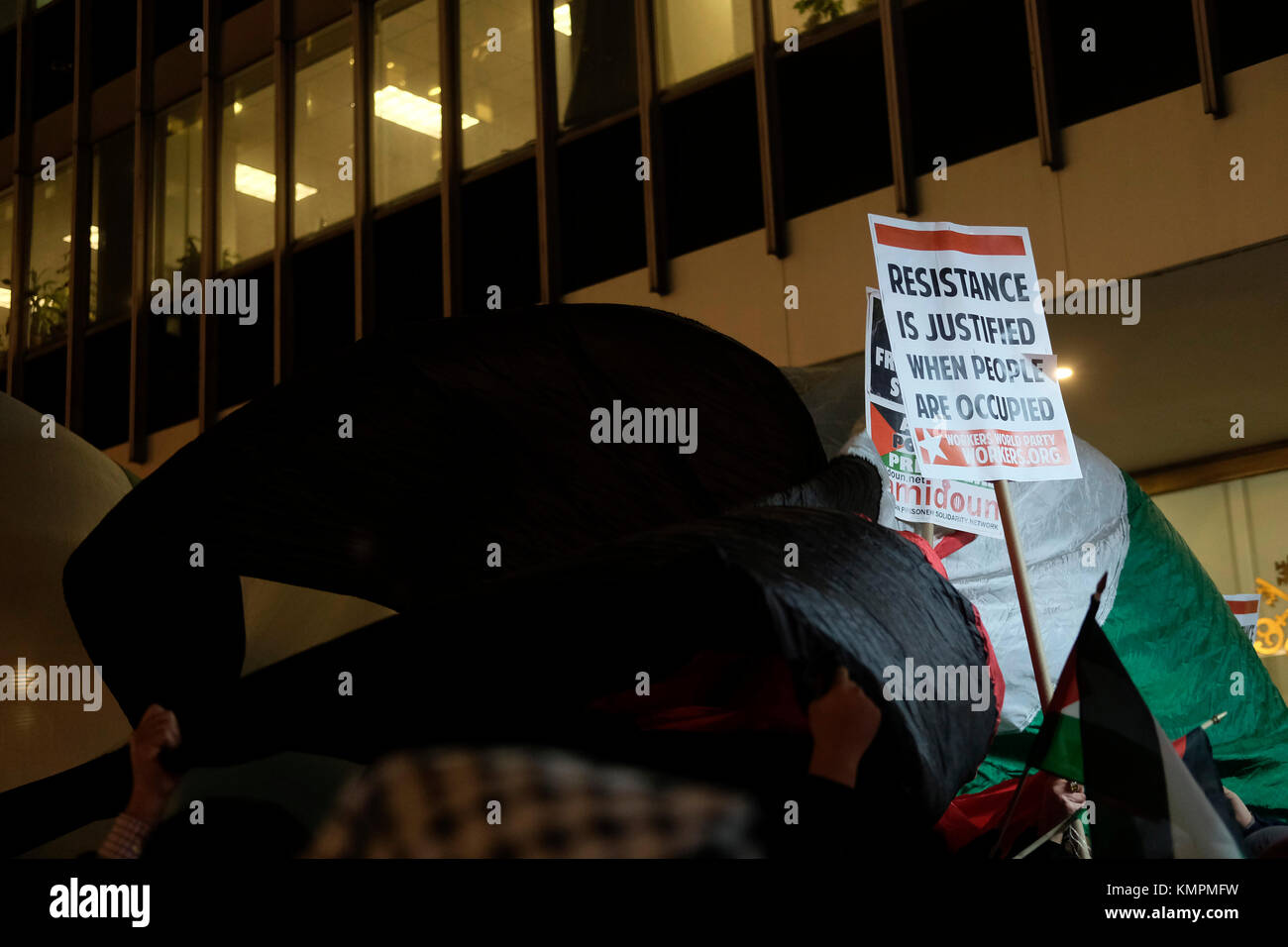 New York, NY, États-Unis. 8 décembre 2017. Les Palenstiniens et les Supporters protestent contre la décision du président Trump de reconnaître Jérusalem comme la capitale nationale de l'État d'Israël, qui s'est tenue dans La section Times Square de New York le 8 décembre 2017. Crédit: Mpi43/Media Punch/Alay Live News Banque D'Images