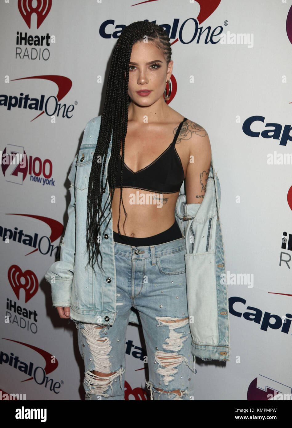 New York City, New York, États-Unis. 8 décembre 2017. La chanteuse HALSEY assiste au tapis rouge Jingle Ball de Z100 de 2017 tenu au Madison Square Garden. Crédit : Nancy Kaszerman/ZUMA Wire/Alamy Live News Banque D'Images