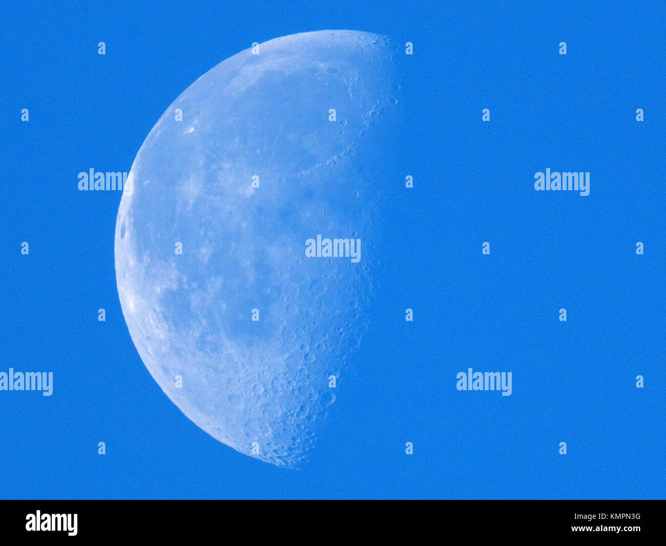 Sheerness, Kent, UK. 9Th Mar, 2017. Météo France : la Lune gibbeuse jeux vers un ciel bleu clair sur un matin froid. Credit : James Bell/Alamy Live News Banque D'Images