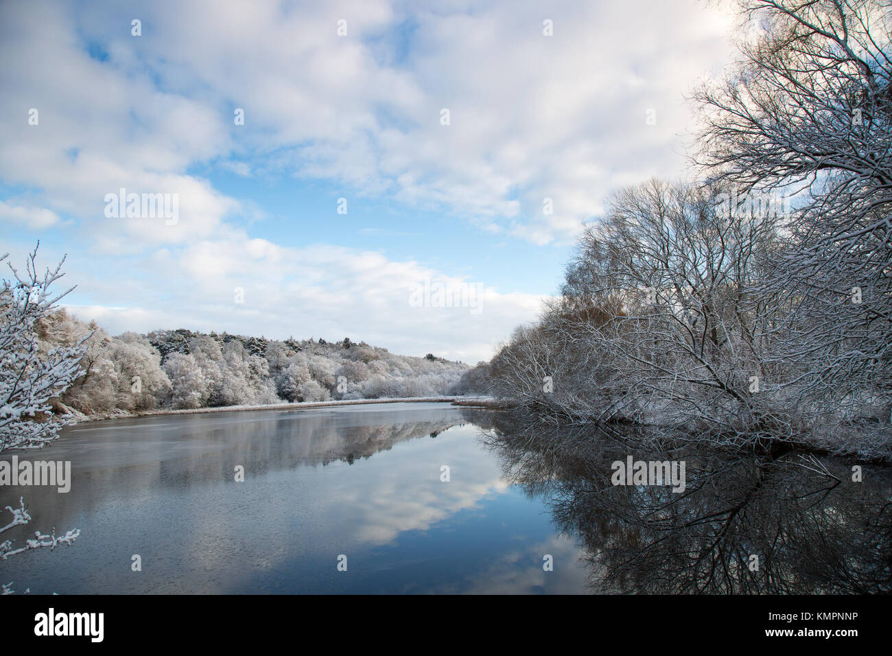 Kidderminster, UK. 9 Décembre, 2017. UK : météo se réveille à une glaciale Worcestershire féerie d'hiver avec de la neige encore sur une grande partie du comté après de fortes chutes de neige d'hier. Credit : Lee Hudson/Alamy Live News Banque D'Images