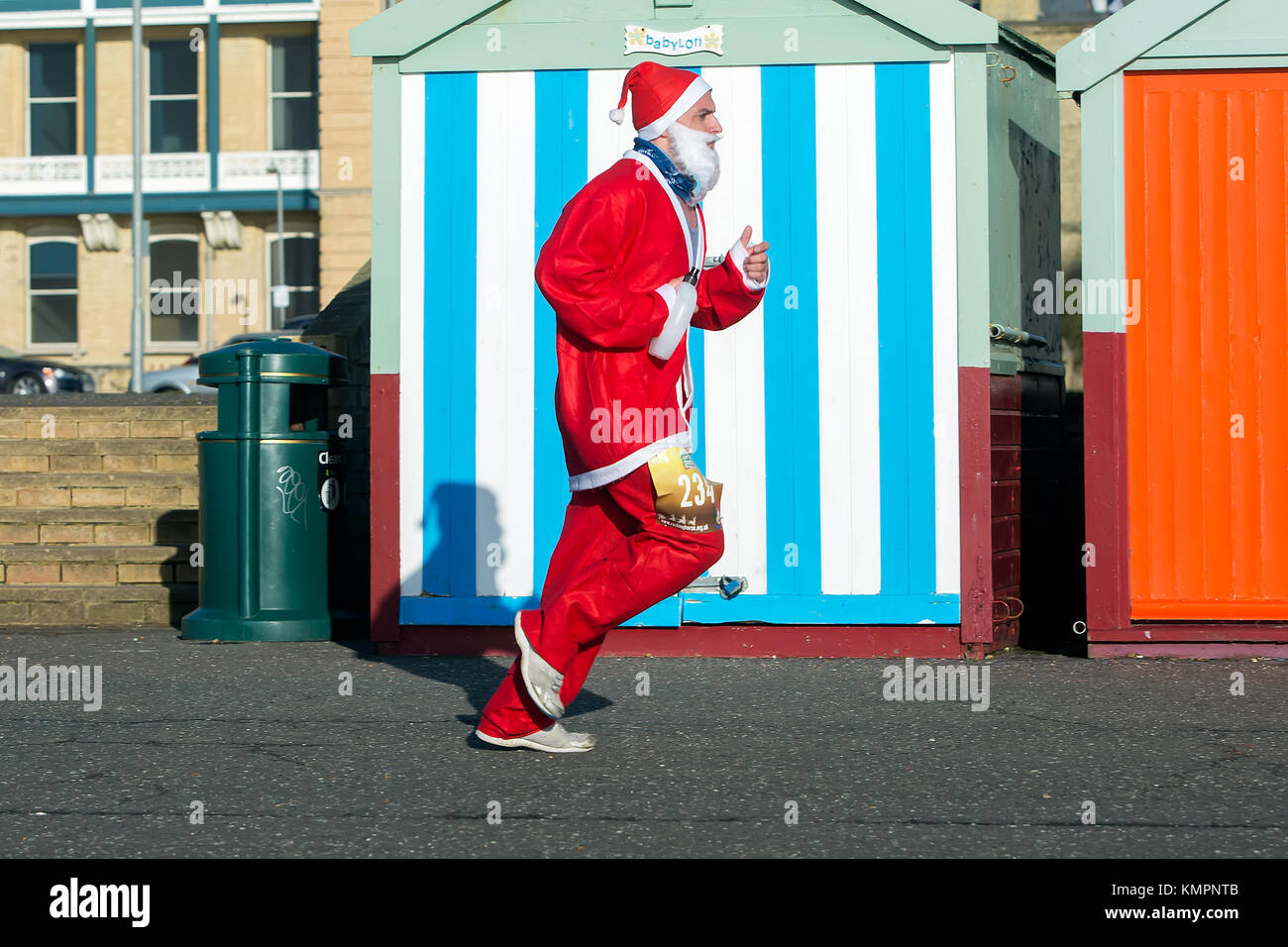 Brighton, UK. 09Th Dec, 2017. Le Santa Dash est toujours très amusant et amusant à voir. Le Brighton Santa dash parcours de la course est un bel appartement et retour. Le cours se dirige vers l'ouest de l'Esplanade du front de mer de 2.5k. Courut à Hove Lagoon tour et retourner à la ligne de départ/arrivée. 9 décembre 2017 Crédit : David Smith/Alamy Live News Banque D'Images