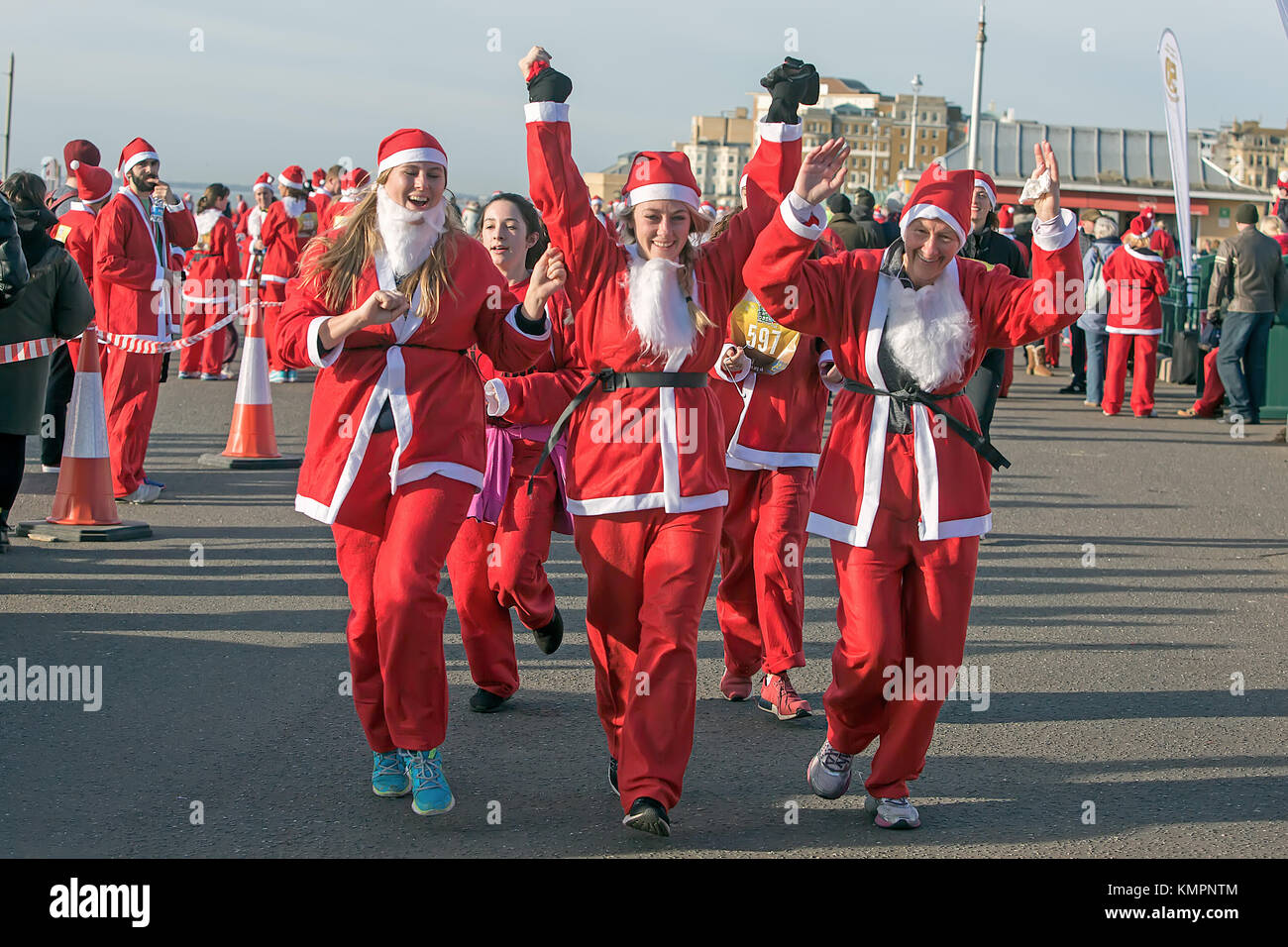 Brighton, UK. 09Th Dec, 2017. Le Santa Dash est toujours très amusant et amusant à voir. Le Brighton Santa dash parcours de la course est un bel appartement et retour. Le cours se dirige vers l'ouest de l'Esplanade du front de mer de 2.5k. Courut à Hove Lagoon tour et retourner à la ligne de départ/arrivée. 9 décembre 2017 Crédit : David Smith/Alamy Live News Banque D'Images