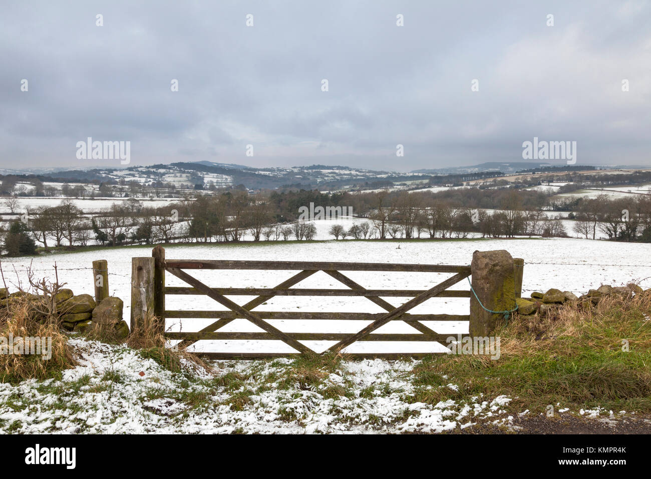 Upper Holloway, Derbyshire, Angleterre, Royaume-Uni, 9 décembre 2017. Une couverture de neige avec des températures de 0C crée une scène rurale de fête par une journée d'hiver près du village d'Upper Holloway dans le Derbyshire Dales. Credit : Mark Richardson/Alamy Live News Banque D'Images