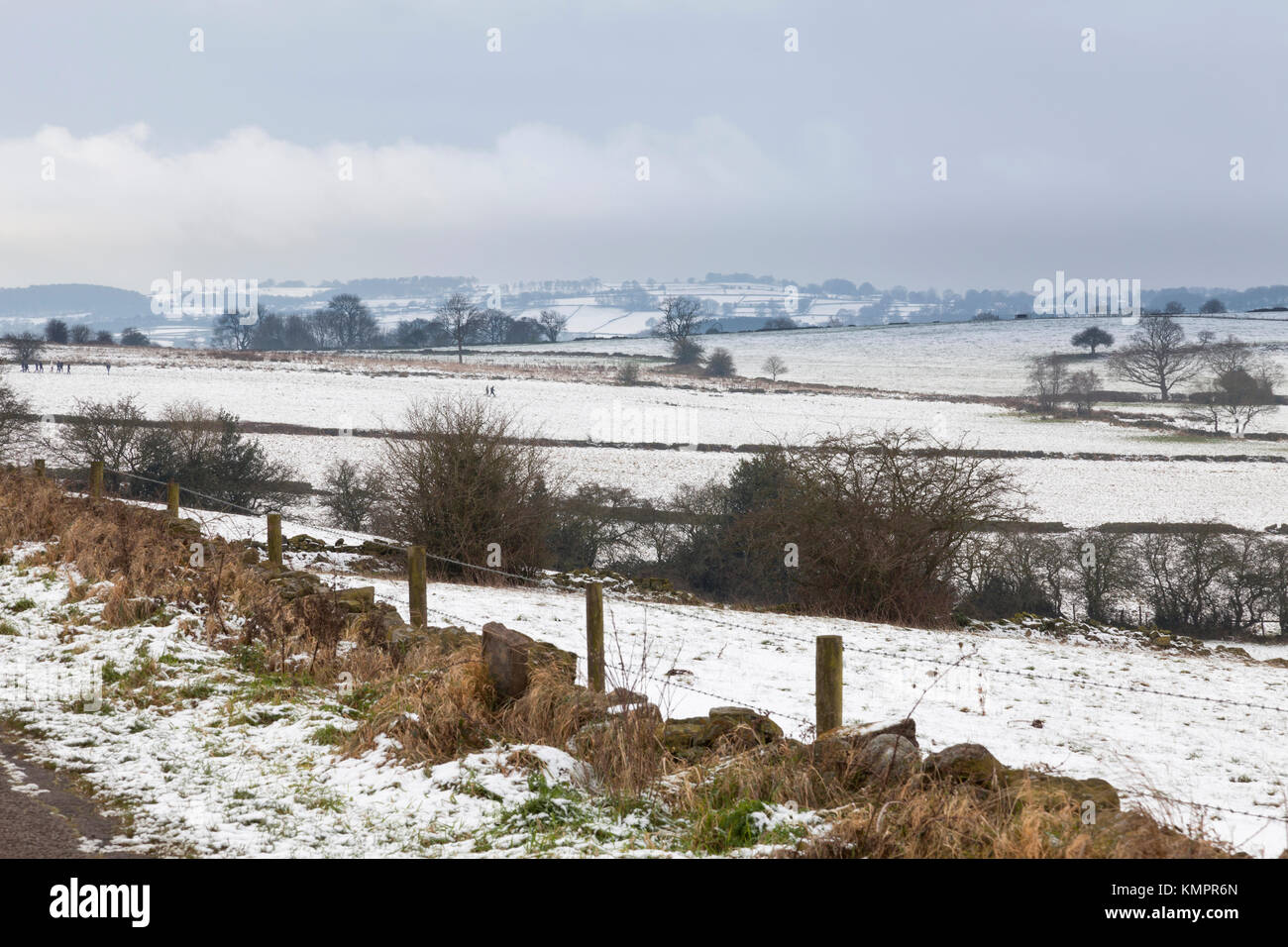 Upper Holloway, Derbyshire, Angleterre, Royaume-Uni, 9 décembre 2017. Une couverture de neige avec des températures de 0C crée une scène rurale de fête par une journée d'hiver près du village d'Upper Holloway dans le Derbyshire Dales. Credit : Mark Richardson/Alamy Live News Banque D'Images
