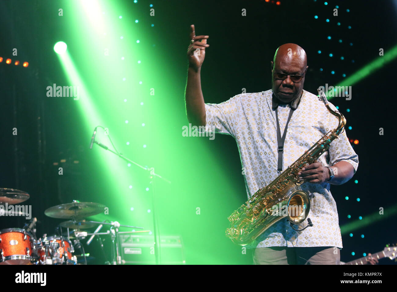 Marciac ( France),Août 2017 10 ème , 40ème festival de jazz à Marciac concert du saxophoniste Manu Dibango & africadelik Manu Dibango (saxophone, chant) julien agazar (kbds) Raymond doumbe (basse) Patrick marie magdelaine (guitare) Jacques conti bilong (batterie dms) Isabel Gonzalez (chant) Valérie belinga ( chant) credit : sebastien lapeyrere/Alamy live news. Banque D'Images