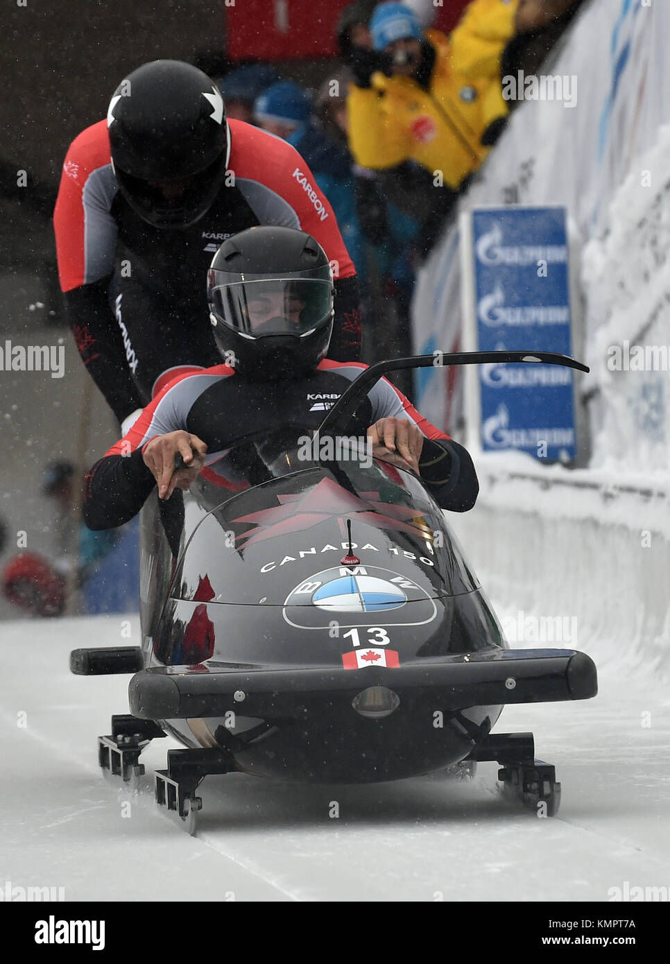 Winterberg, Allemagne. 9 décembre 2017. Les athlètes canadiens de bobsleigh Chris Spring und Neville Wright (arrière) en action lors de l'épreuve de bob à deux hommes à la Coupe du monde BMW IBSF à Winterberg, en Allemagne, le 9 décembre 2017. Crédit : Caroline Seidel/dpa/Alamy Live News Banque D'Images