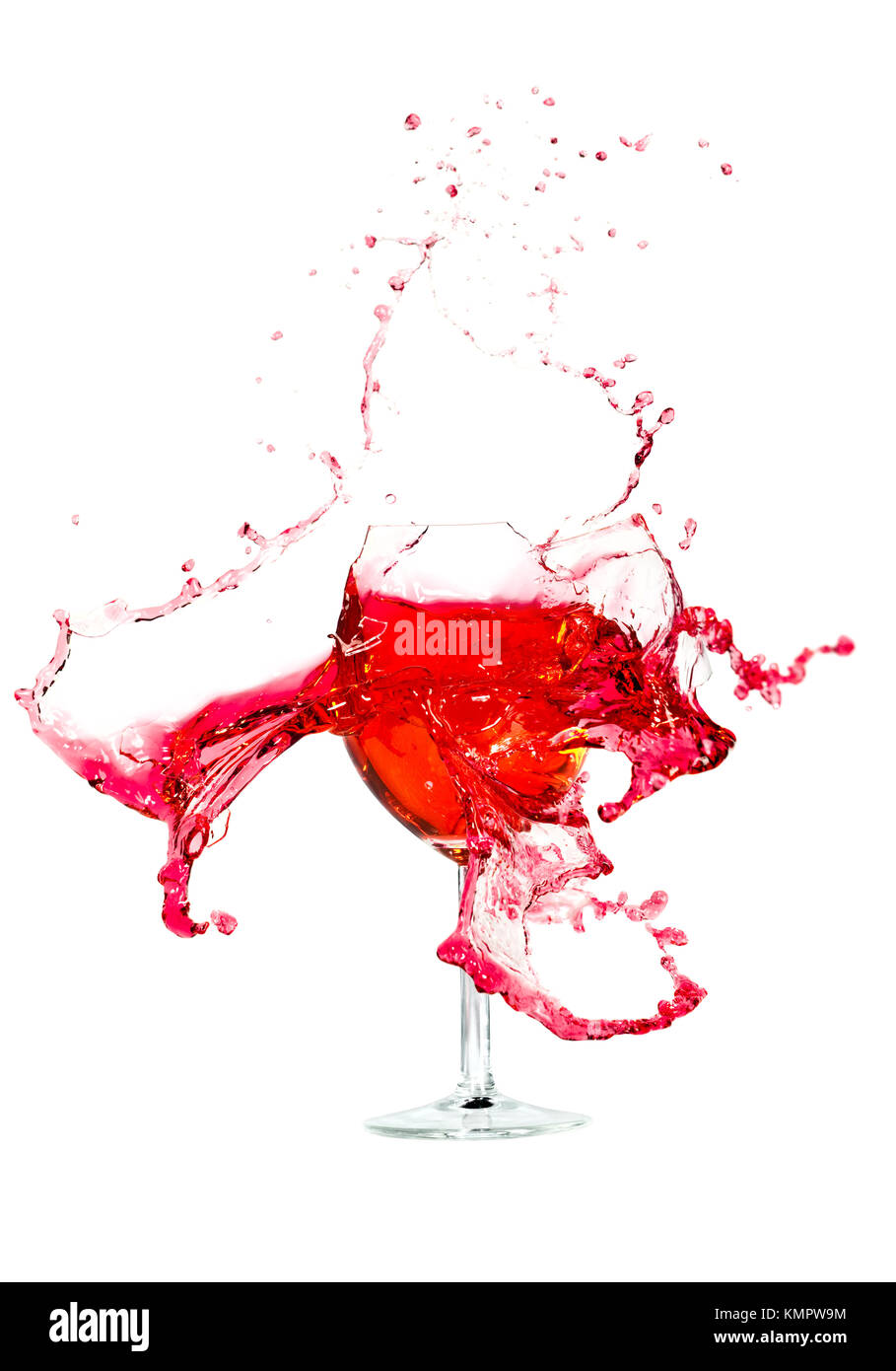 Casse un verre de vin sur un fond blanc Banque D'Images