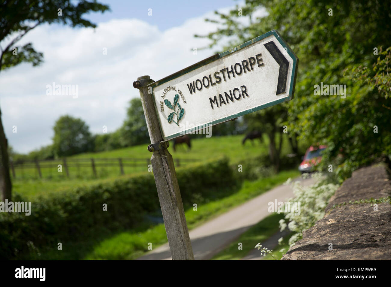 Signe pour propriété du National Trust Woolsthorpe Manor, A1, Lincolnshire, Royaume-Uni - Printemps 2016 Banque D'Images