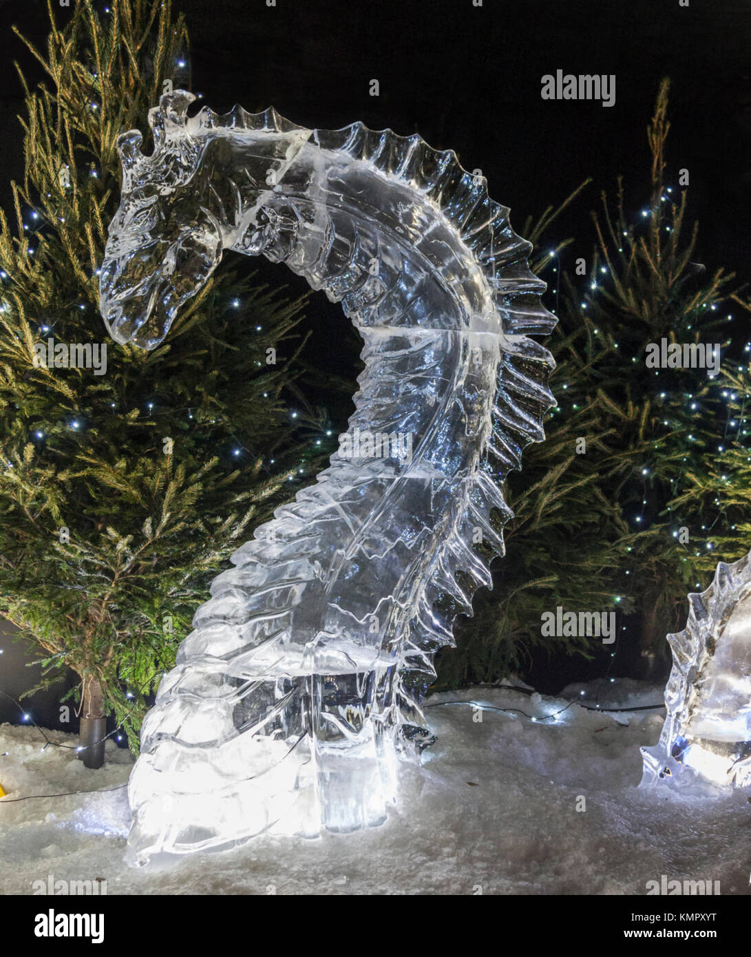 Sculpture de Glace représentant Nessie, le monstre du Loch Ness, dans le cadre de l'Ice Adventure, au cours de la Noël, George St. Ecosse, Royaume-Uni Banque D'Images