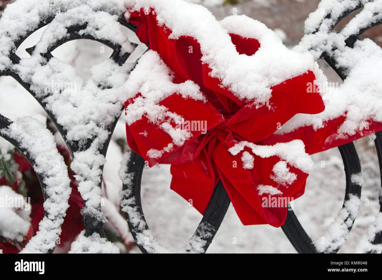 Arc rouge sur un banc de neige Banque D'Images