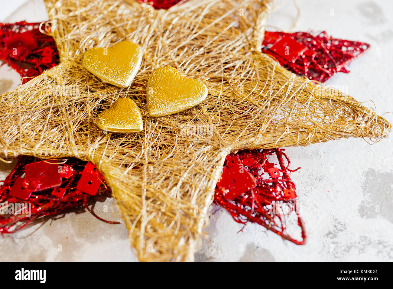 České tradiční vánoce - vánoční hvězda / Noël tchèque traditionnelle - décoration étoile rouge et or Banque D'Images