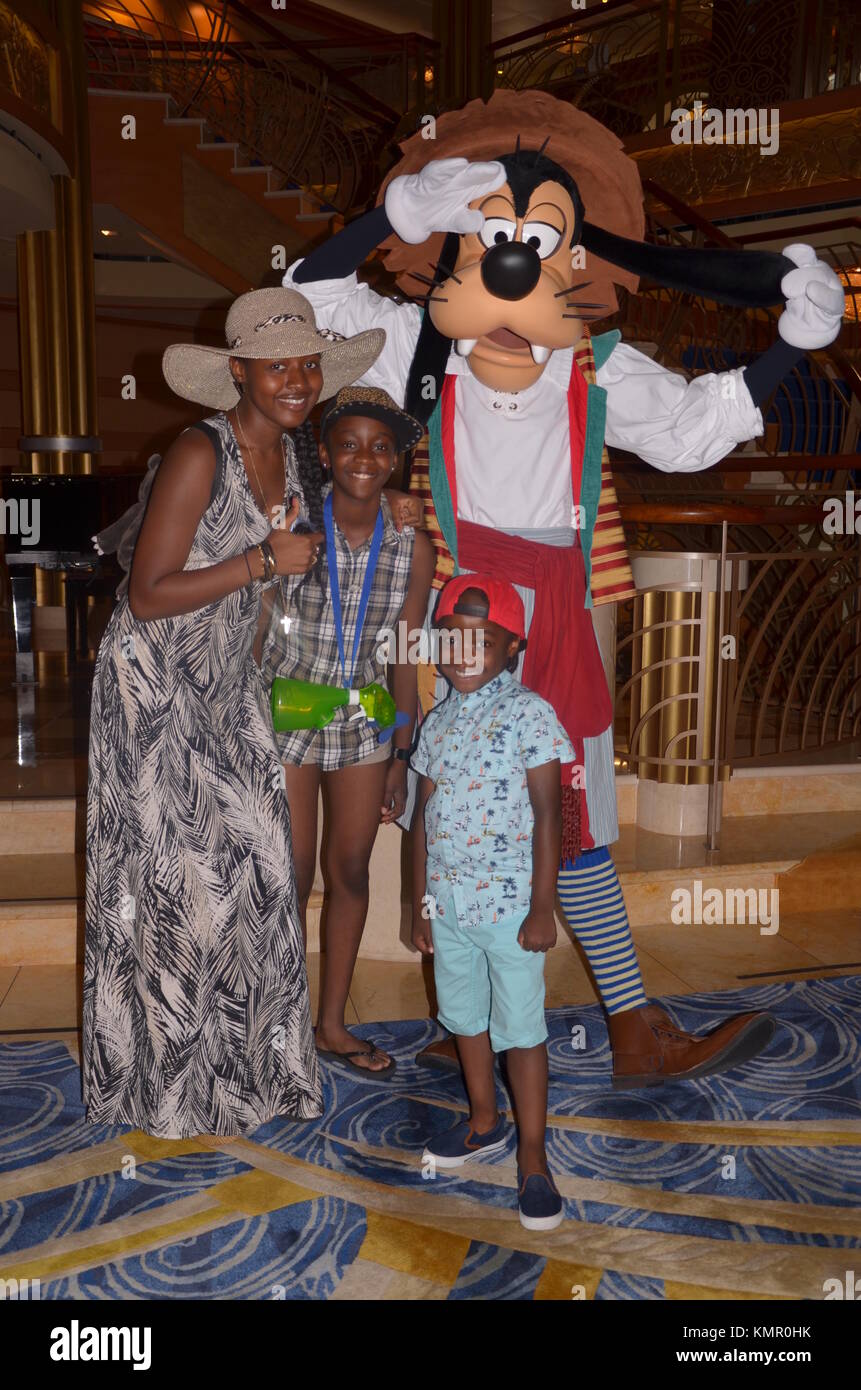 La famille afro-antillaise pour prendre des photos avec personnage de Disney Dingo sur le Disney Dream cruise ship Banque D'Images