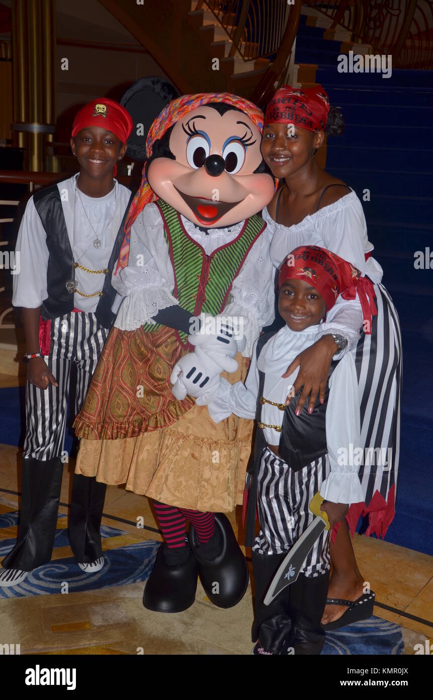 La famille afro-antillaise pour prendre des photos avec Minnie Mouse Disney sur le navire de croisière de rêve Banque D'Images