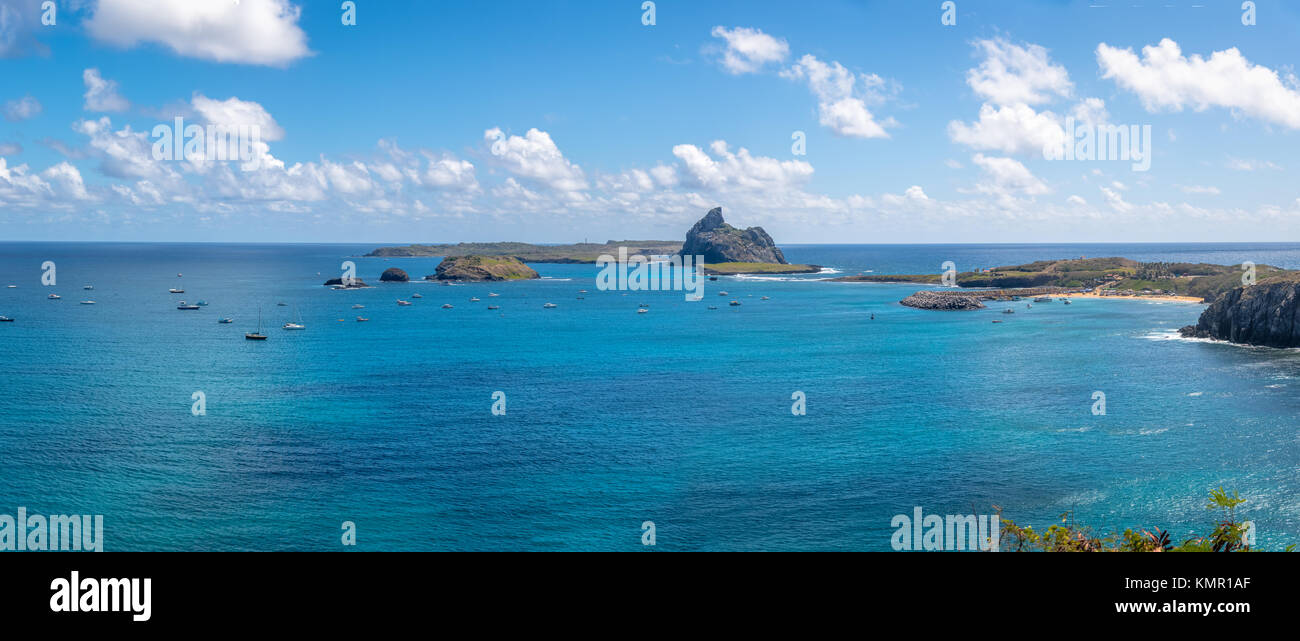Vue panoramique vue aérienne de Porto de Santo Antonio (Port de Santo Antonio) et îles secondaires - Fernando de Noronha, Pernambouc, Brésil Banque D'Images