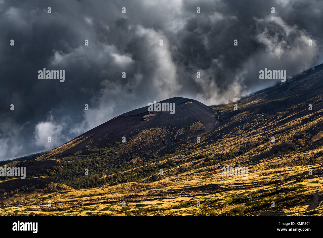 Le mont Etna, le plus haut volcan actif d'Europe, est situé en Sicile. L'image représente l'une de ses éruptions les plus récentes Banque D'Images