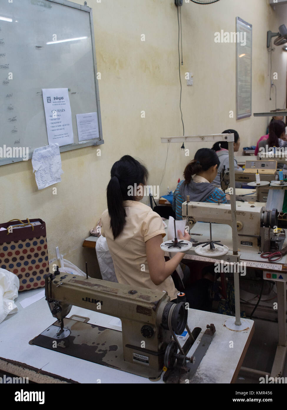 Les travailleurs de l'usine de couture du Vietnam Banque D'Images