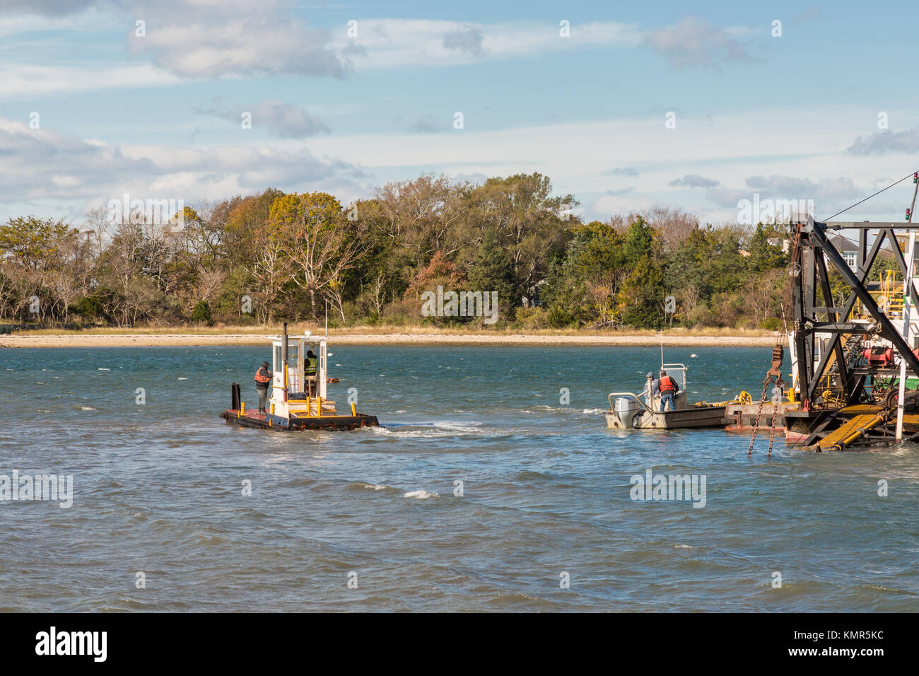 Les personnes travaillant sur des bateaux au large de Sag Harbor's long wharf à Sag Harbor, NY, USA Banque D'Images