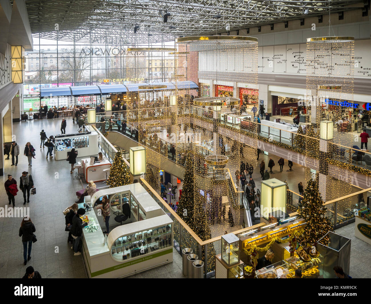 Cracovie, Pologne - 5 décembre 2017 : décoration de Noël, arbres de Noël ; les escaliers mécaniques et les gens dans votre hypermarché multiniveau Galeria Krakowska Banque D'Images