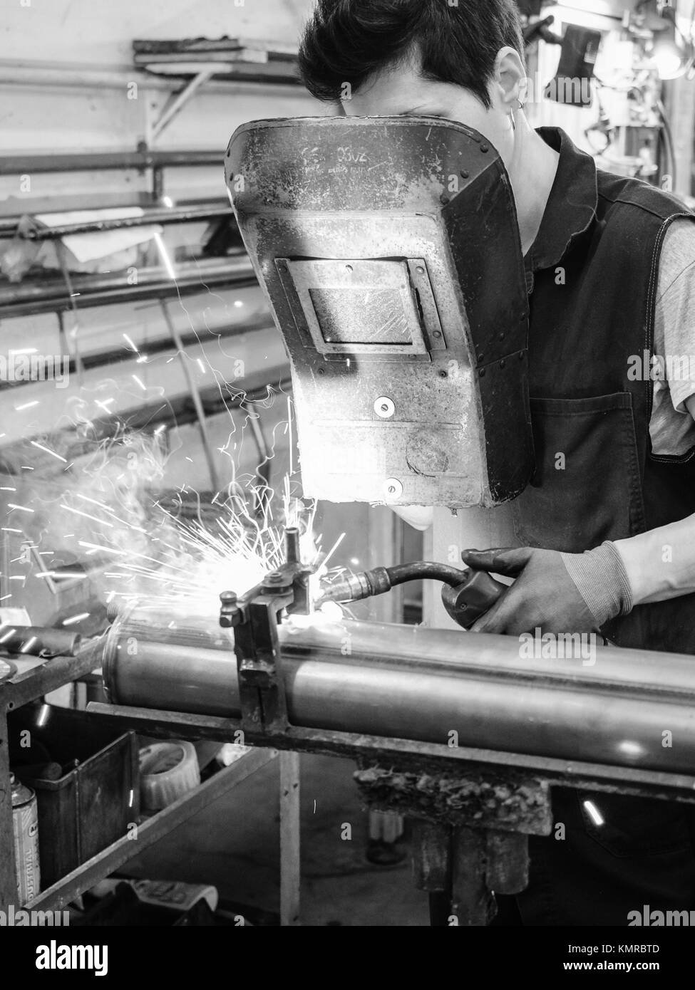 L'utilisation de soudure du fil machine dans une usine de métallurgie. Banque D'Images