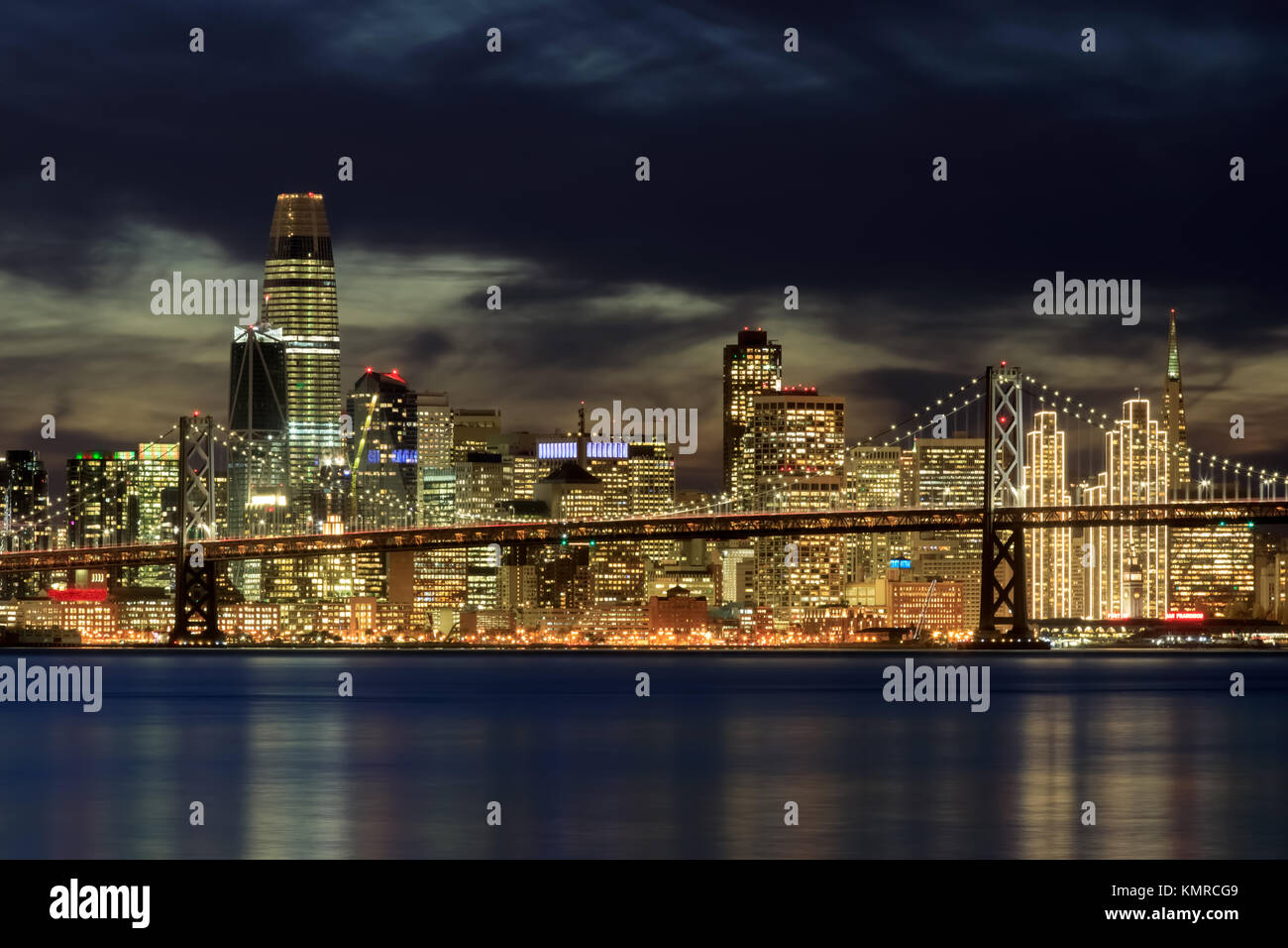 Horizon de San Francisco dans les lumières de Noël. Banque D'Images