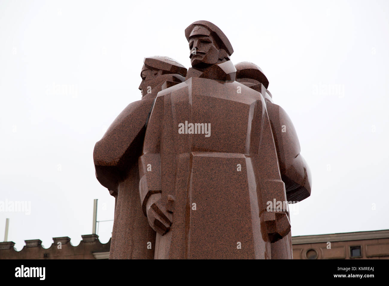 Tirailleurs lettons Memorial à Riga, Lettonie. La statue de granit se dresse à la mémoire des tirailleurs lettons qui étaient rouge un garde du corps de Lénine. Banque D'Images